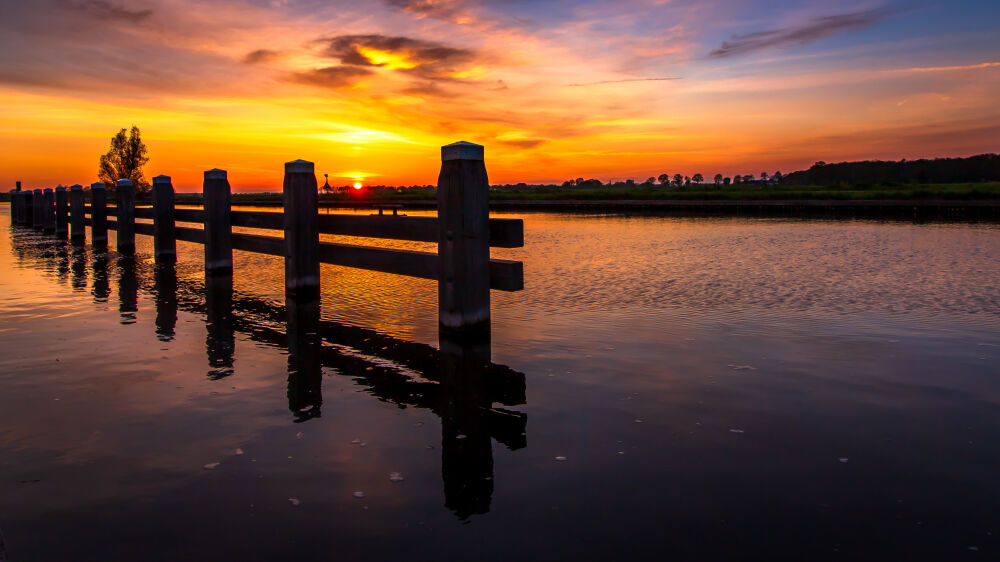 De zon zakt langzaam achter de horizon