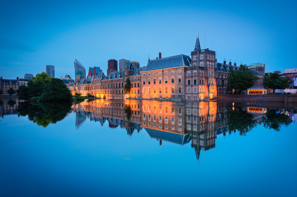 De Magie van Den Haag: Binnenhof Reflecties bij Zonsondergang