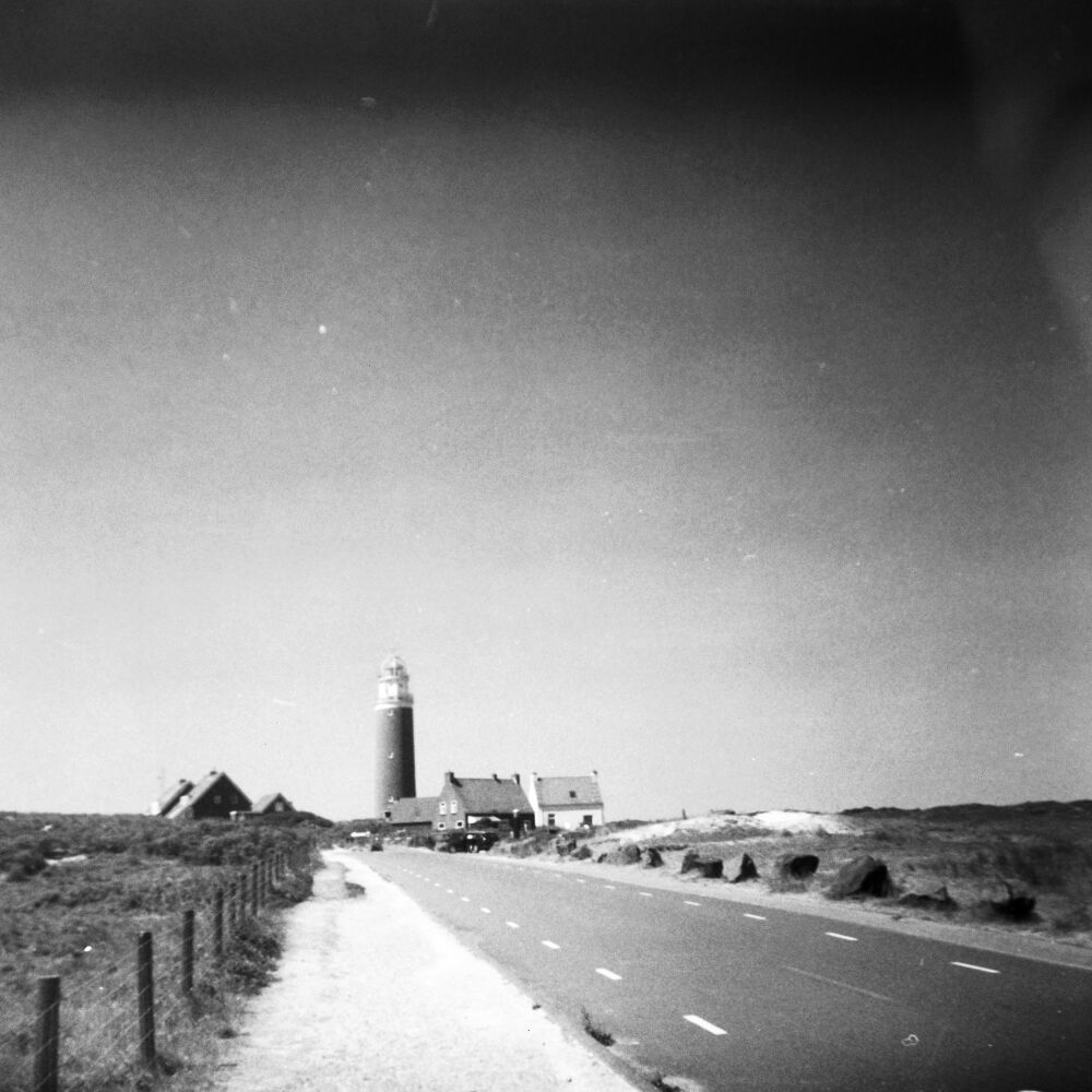 De weg naar de vuurtoren van Texel gefotografeerd met een oude camera