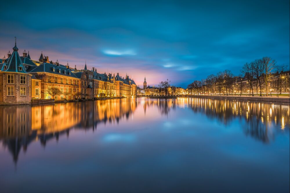 Nachtfoto van Het Binnenhof in Den Haag met Waterreflecties