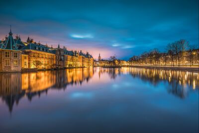 An enchanting view of the Binnenhof and Hofvijver at night