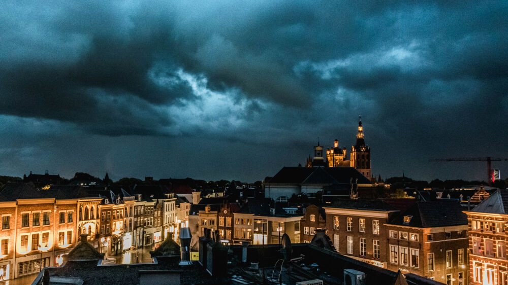 Dreigende wolken boven Den Bosch