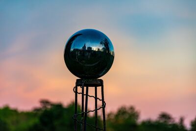 Zilveren bol bij zonsondergang