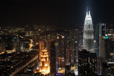 Uitzicht over Kuala Lumpur met de Petronas Twin Towers bij nacht.