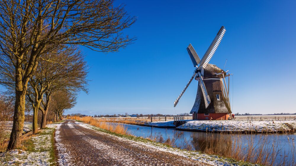 De Krimstermolen op een winterse dag