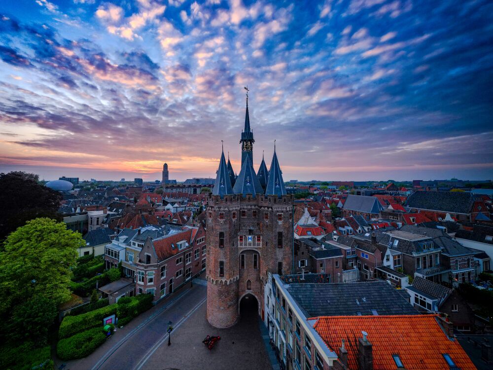 Sassenpoort Zwolle tijdens een kleurrijke zonsondergang