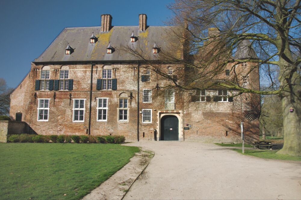 Lopend naar kasteel Hernen