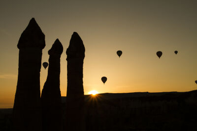 Luchtballonnen  bij zonsopkomst  in Cappadocia, Turkije