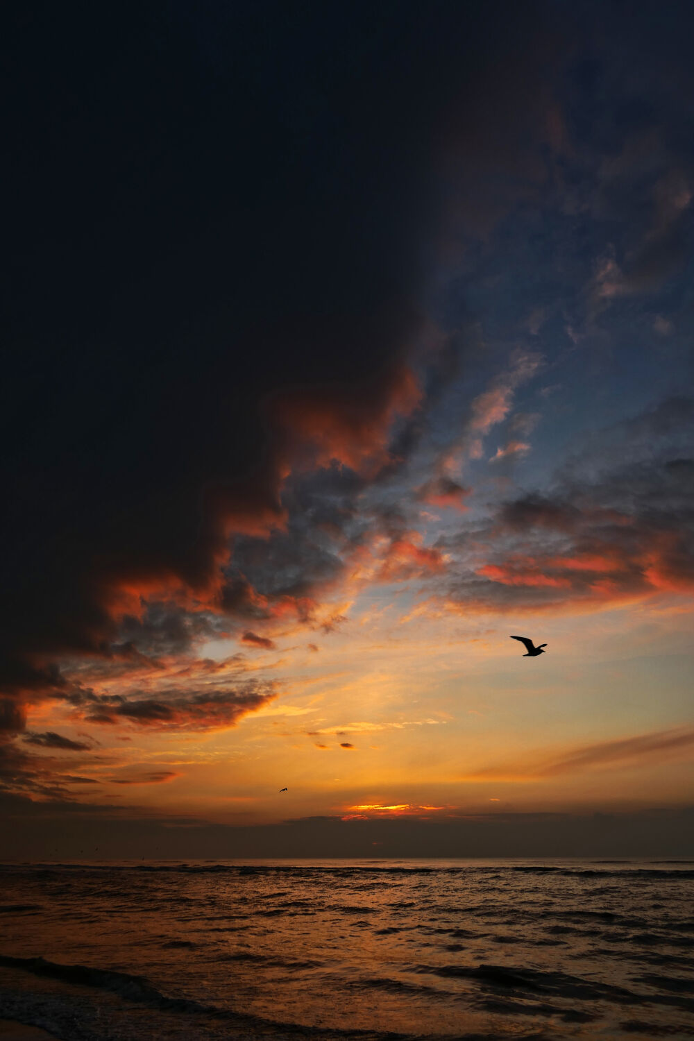 Donkere wolken boven zee