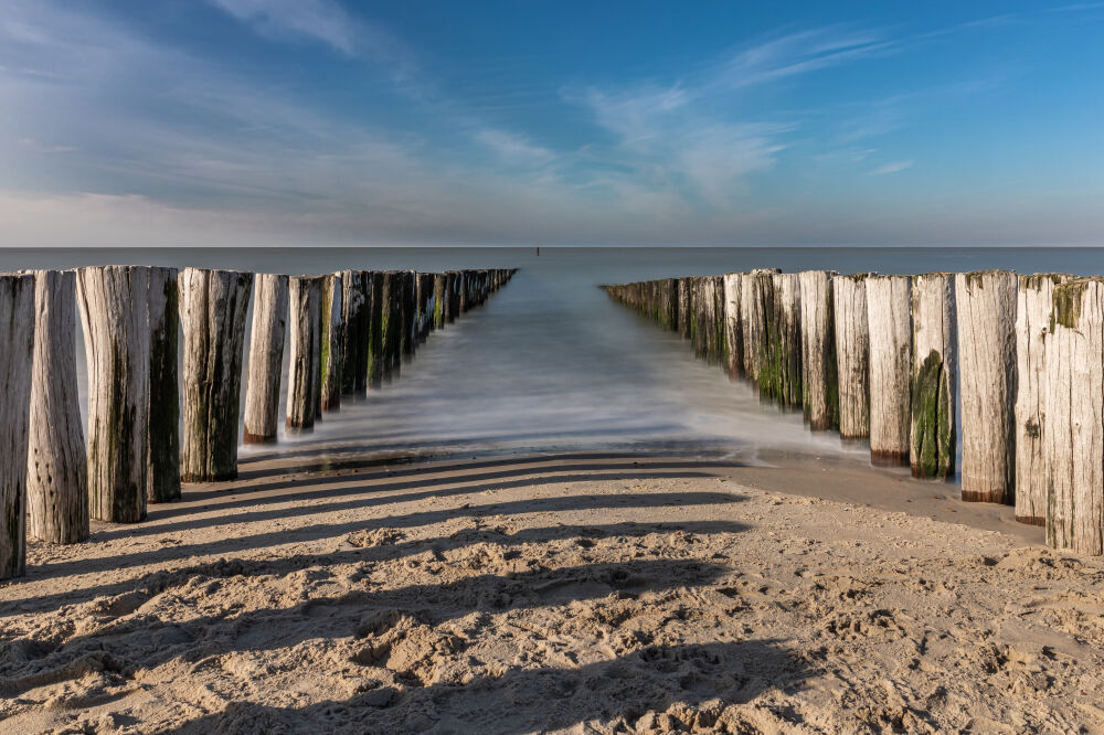 golfbrekers op het strand in Zeeland