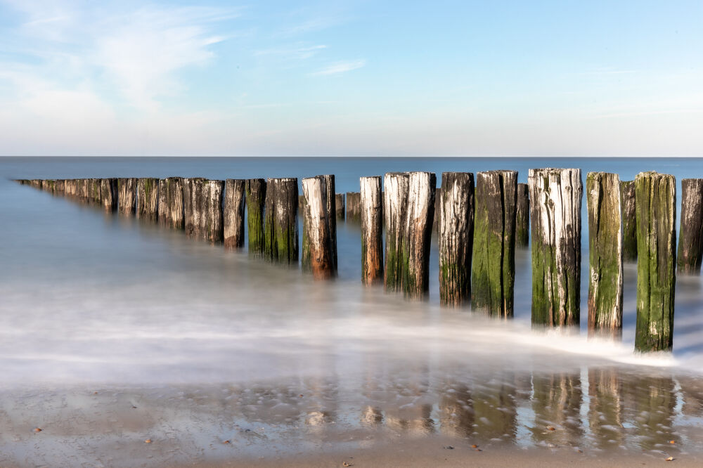 golfbrekers op het strand