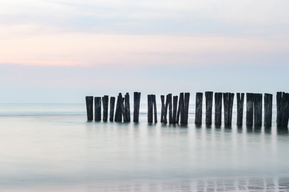 Strandpalen in zee