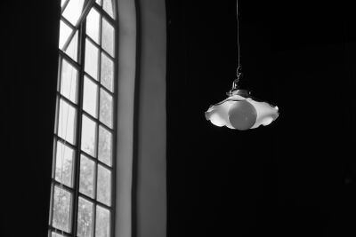 Lamp en raam in oude donkere kerk