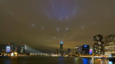 Avondskyline Rotterdam met lichtshow Zalmhaventoren