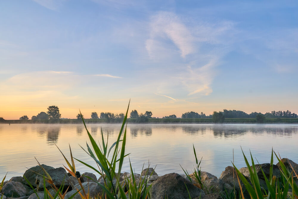 Rivier de Lek tijdens zonsopkomst