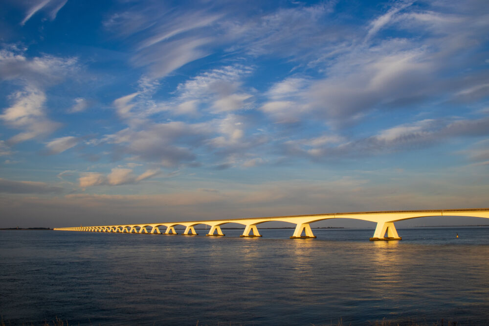 Zeelandbrug tijdens het gouden uur (zonsondergang) - 1