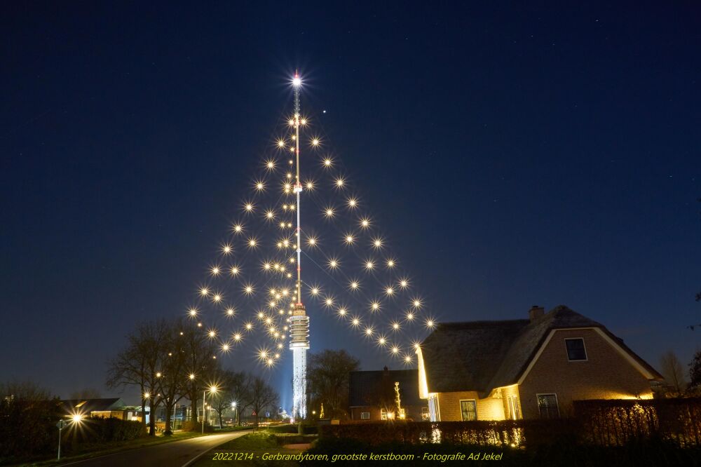 De Gerbrandytoren in IJsselstein als grootste kerstboom ter wereld