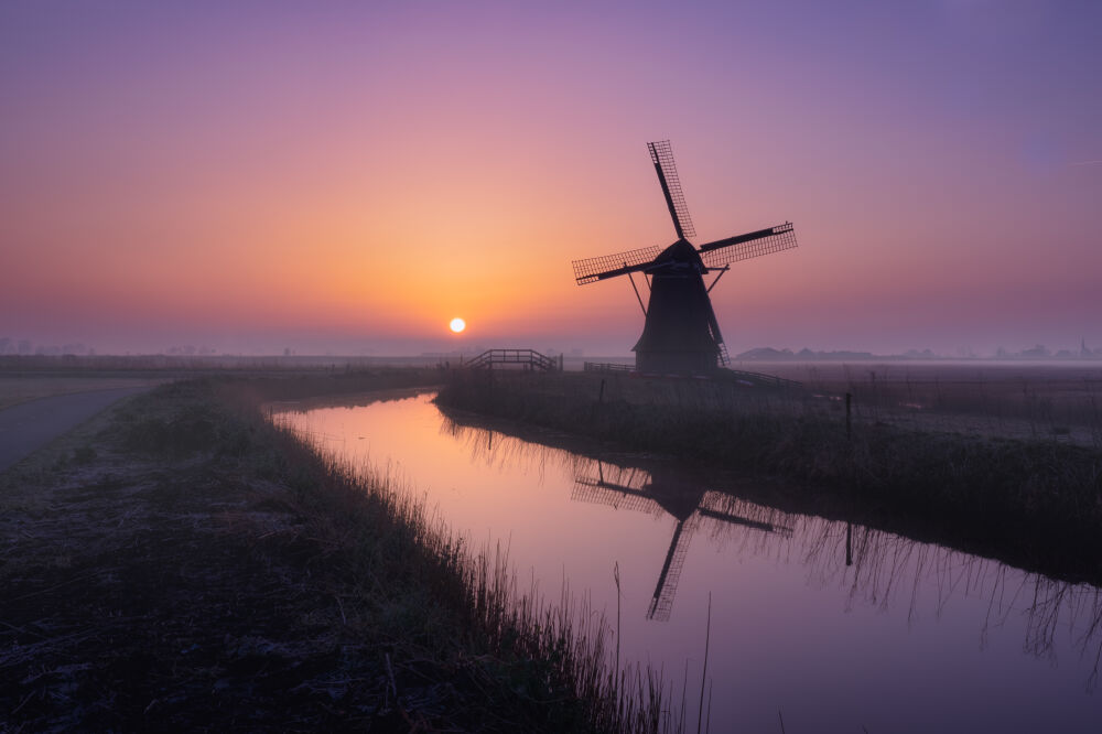 Magische zonsopkomst bij de molen in Warga