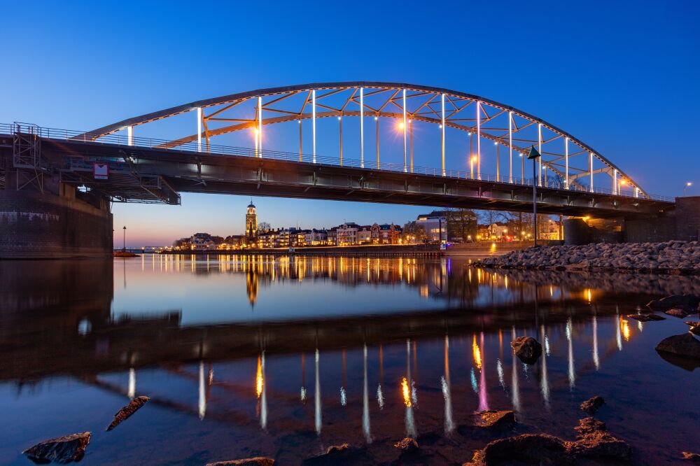 Deventer skyline onder de Wilhelminabrug