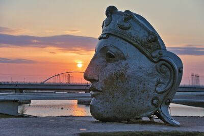Het beeld "Het gezicht op Nijmegen" bij zonsondergang.