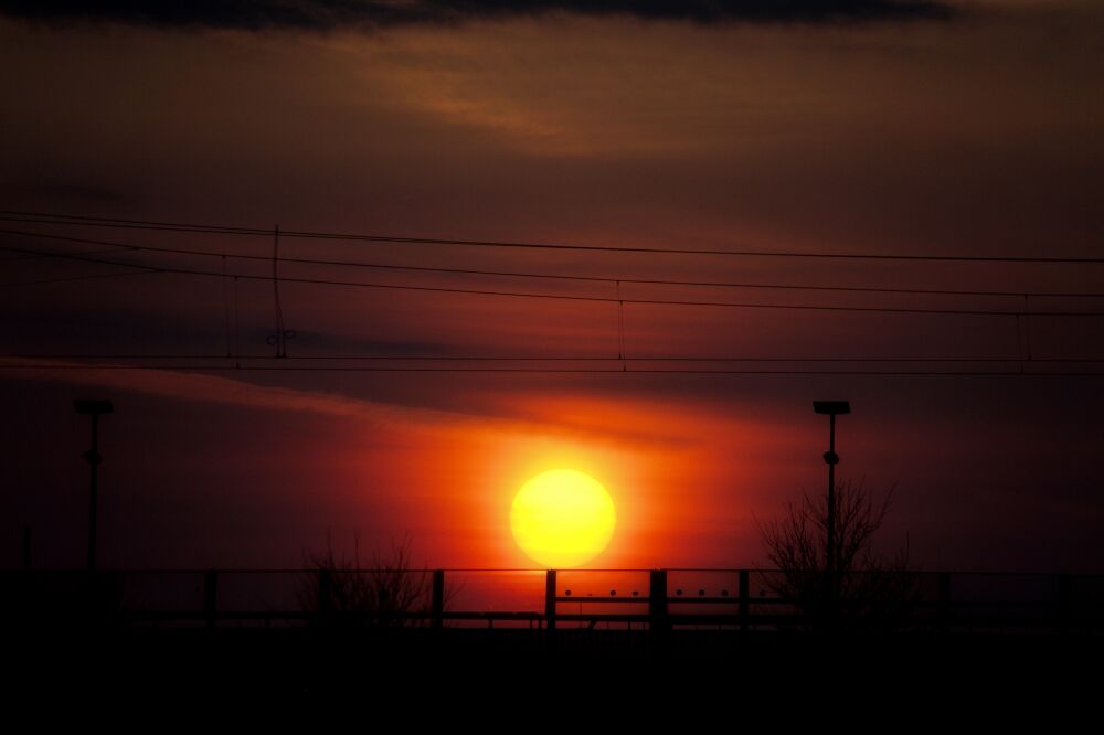 Zonsondergang bij station Lent