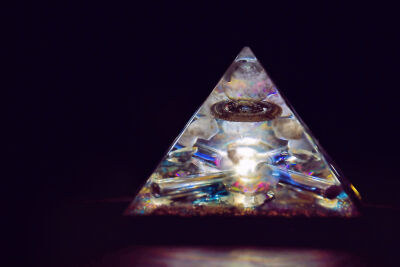 Een doorzichtige verlichte orgonite pyramide