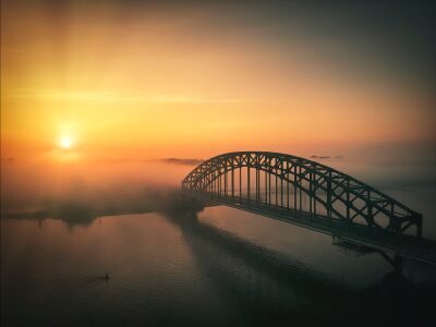 Oude IJsselbrug tussen Hattemerbroek en Zwolle tijdens zonsopkomst