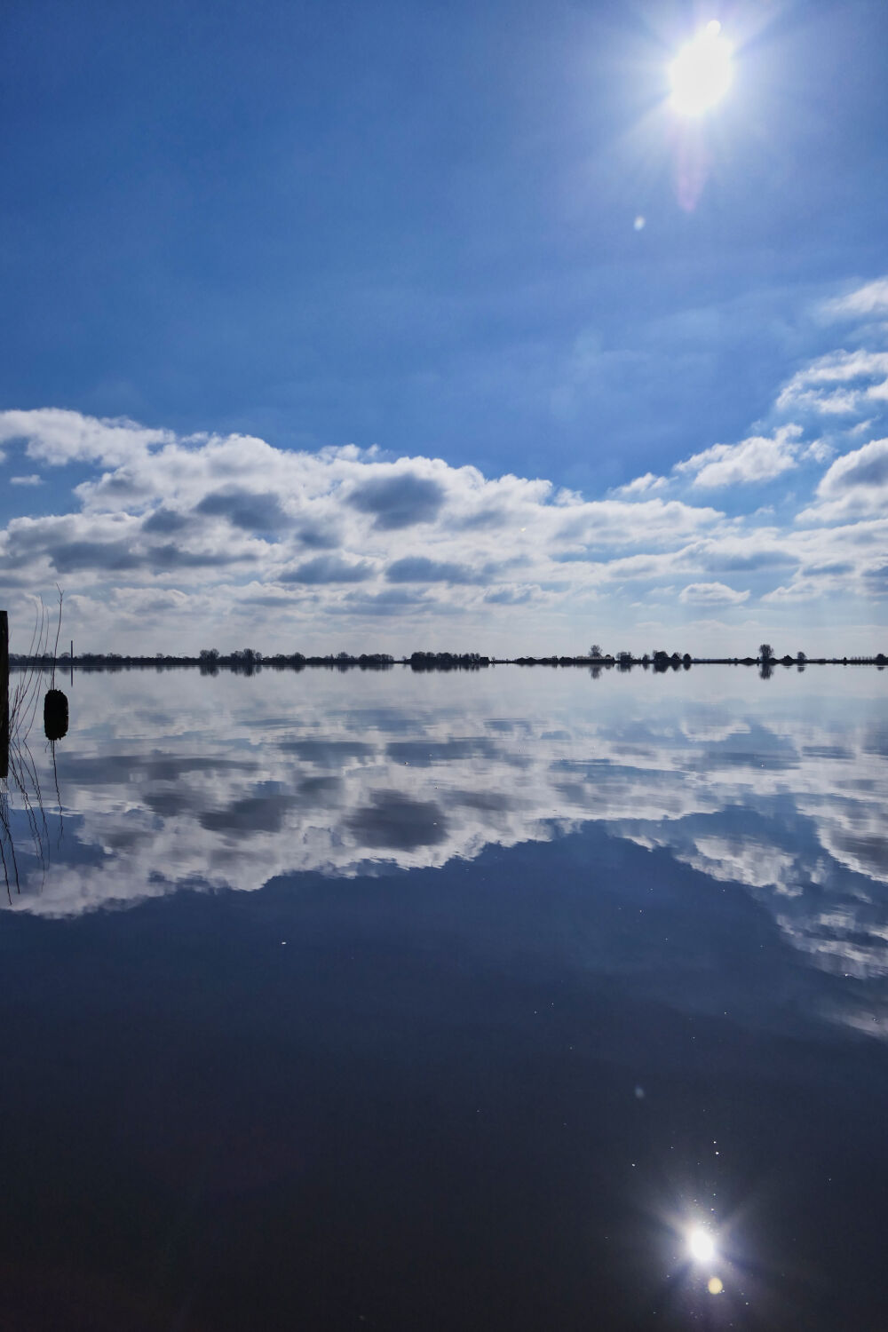 Wolken en reflectie op het Tjeukemeer