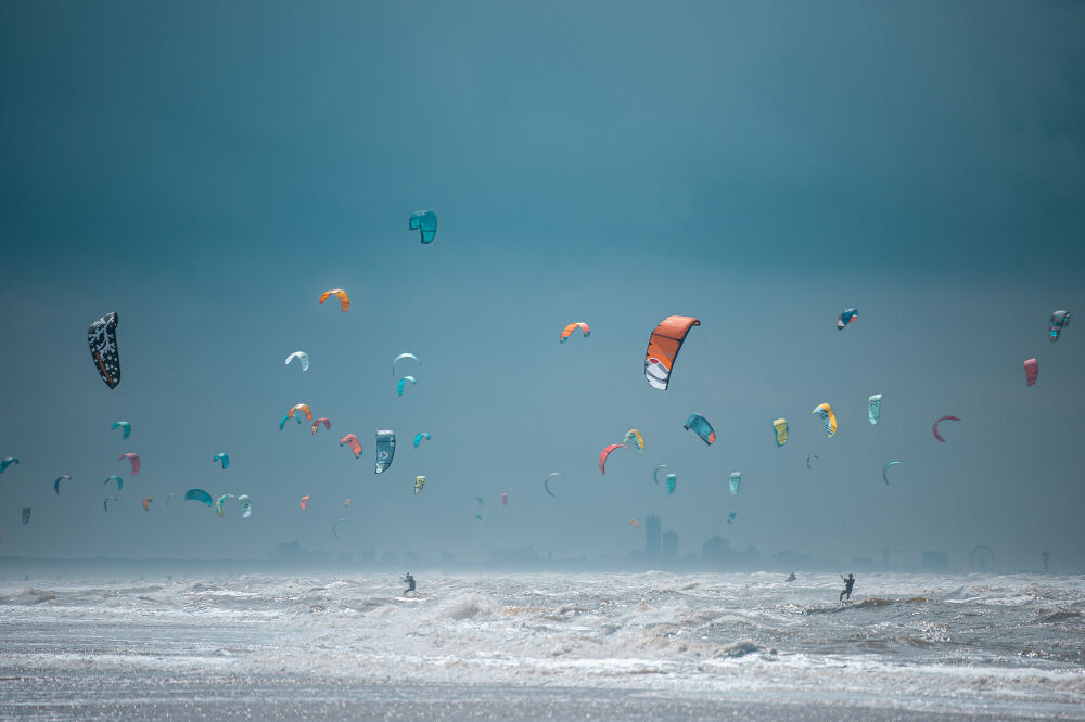 Kitesurfers, uitzicht op Scheveningen vanuit Noordwijk