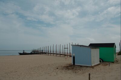 Strandhuisjes bij de steiger van het waddenveer bij Kaap Noord op Texel