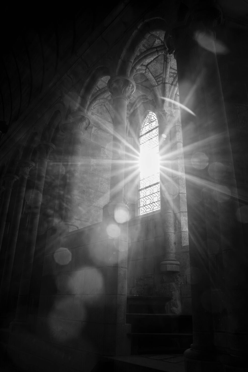 Lichtstrahlen durch gotische Fenster