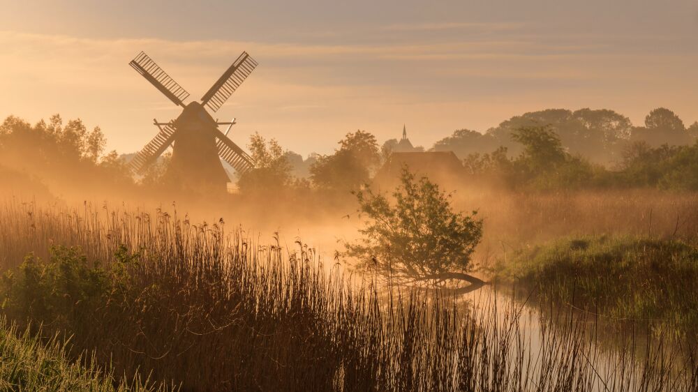 Noordermolen Groningen in de mist