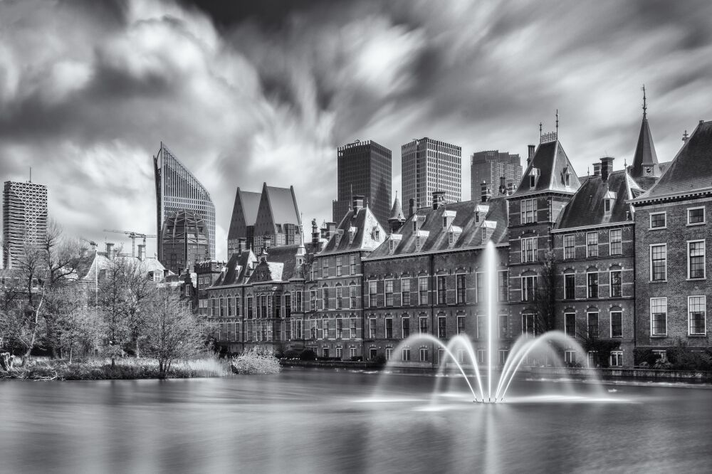 Zicht op de Hofvijver en het Binnenhof in Den Haag