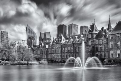 Zicht op de Hofvijver en het Binnenhof in Den Haag