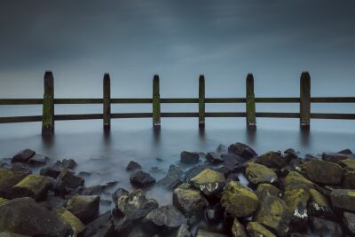 Houten palen in het IJsselmeer