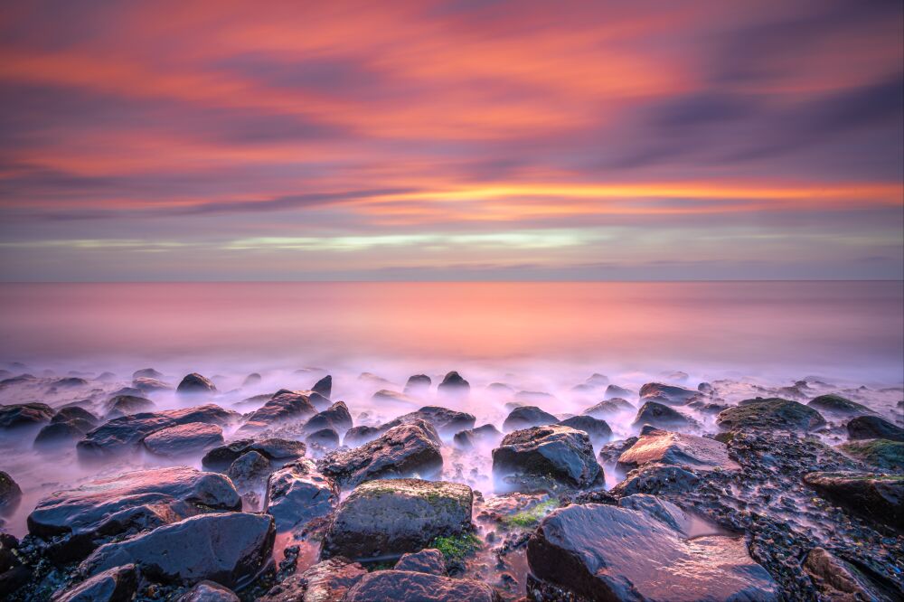 Intense zonsondergang met rood paarse kleuren en lange sluitertijd