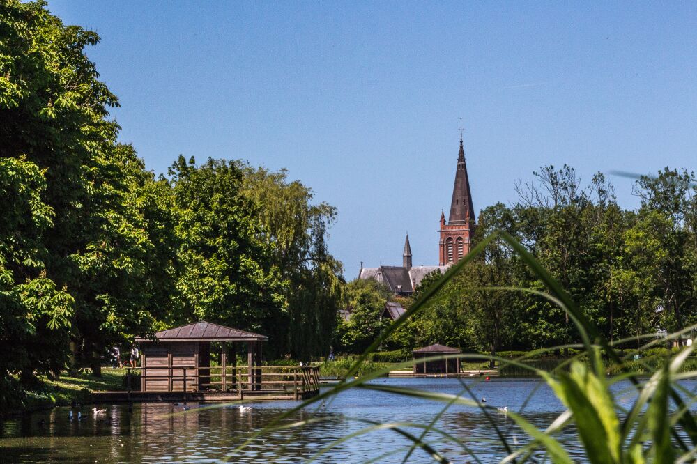 Schuilhuisjes bij het water