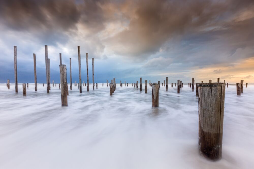 Het bekende palendorp in Petten in de zee