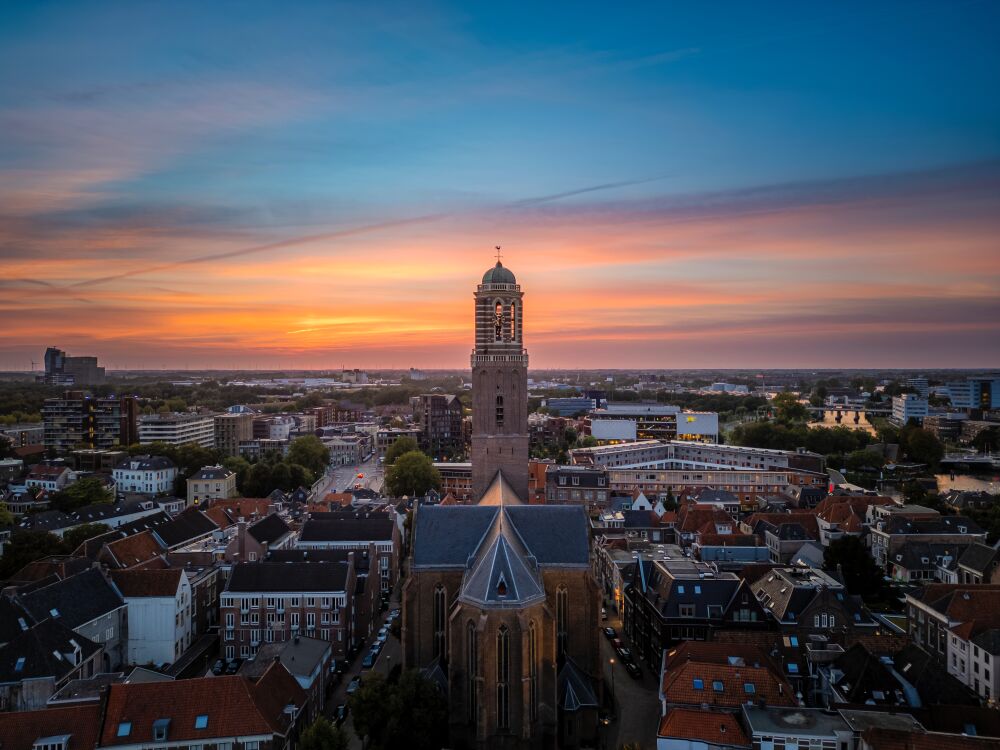 De Peperbus Zwolle tijdens zonsondergang