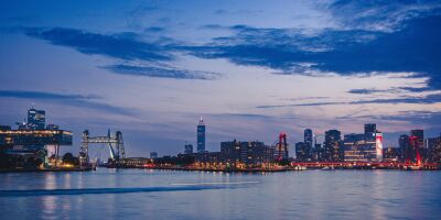 Rotterdamse skyline vanaf de Maasboulevard