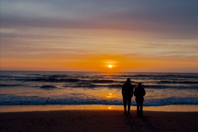 Samen genieten van de zonsondergang op het strand op Texel