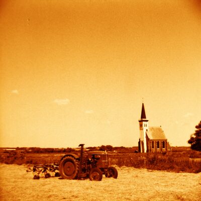 Het kerkje van Den Hoorn op Texel met een oude trekker gefotografeerd met een oude camera