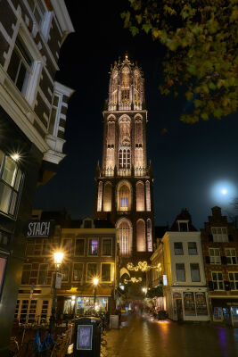 Domtoren in Utrecht bij maanlicht