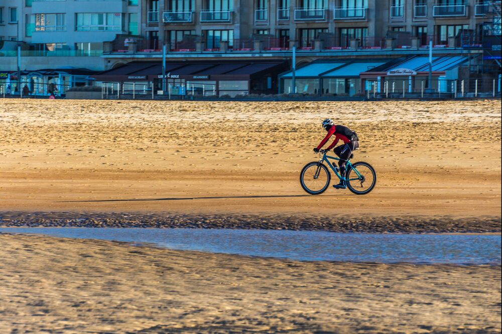 Fietser op het strand