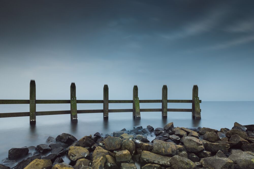 Houten palen in het IJsselmeer