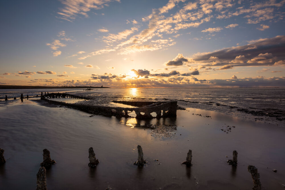 Het wrak van Wierum op het Wad tijdens zonsondergang