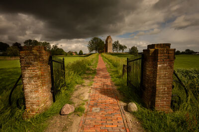 Middeleeuwse kerk onder donkere wolken