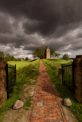 Kerk van Marsum onder dreigende wolken