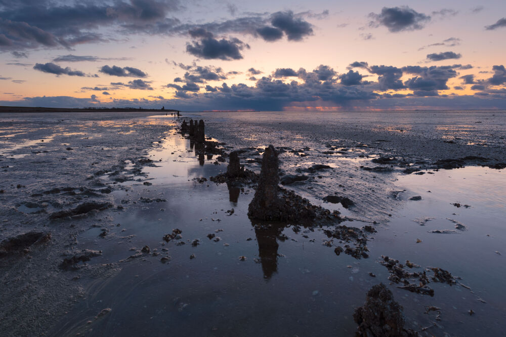 Dreigende wolken boven het Wad