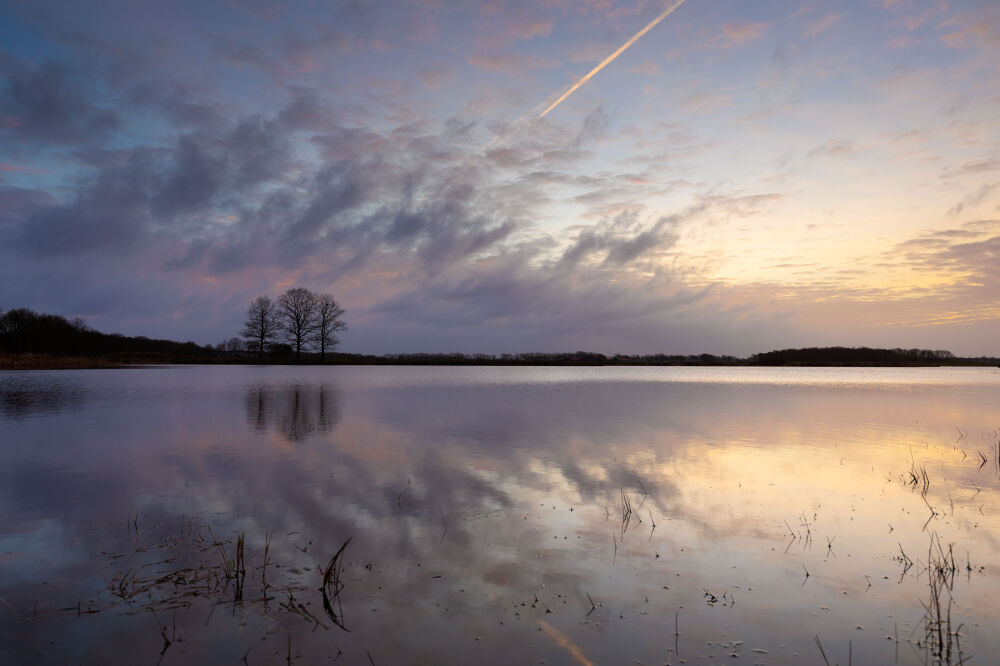 Explosie van wolken boven het water 